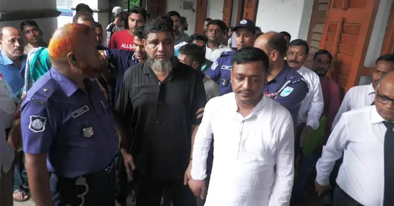 আদালত প্রাঙ্গণে পুলিশের নিরাপত্তায় দণ্ডপ্রাপ্তরা